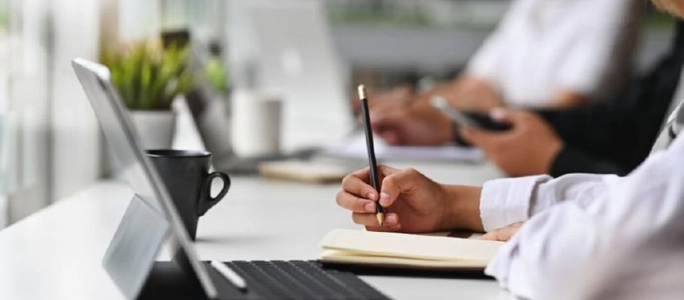 Εργασιακό νομοσχέδιο: Τι προβλέπουν οι νέες διατάξεις για την άδεια πατρότητας και την προστασία από την απόλυση